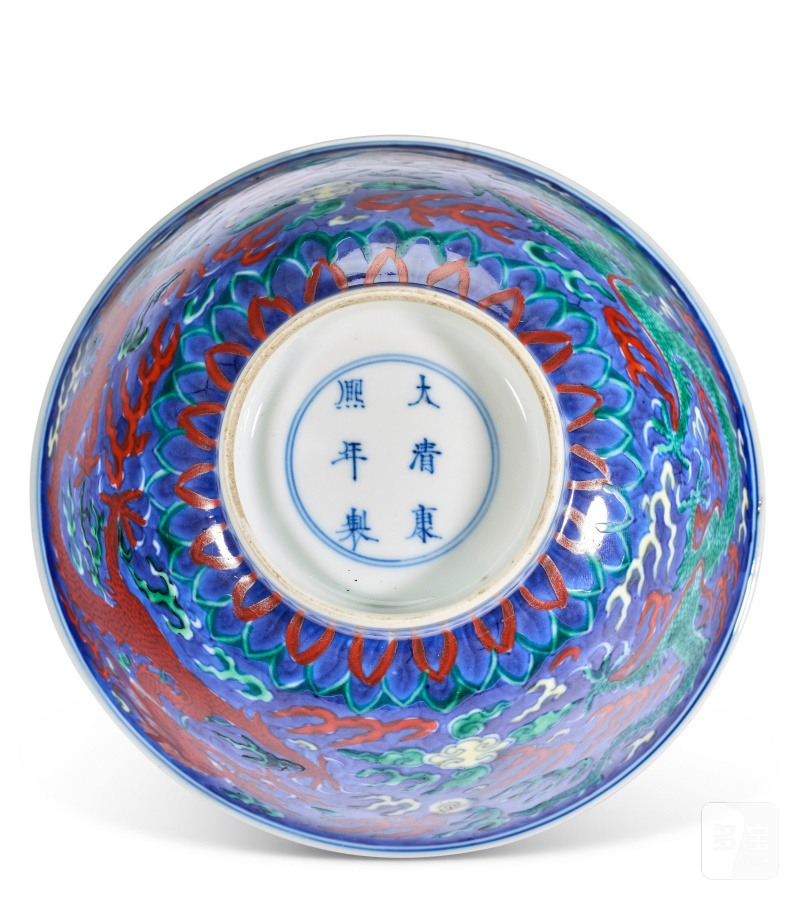 BOL EN PORCELAINE ÉMAILLÉE BLEU, VERT ET ROUGE À DÉCOR DE DRAGONS  CHINE, DYNASTIE QING, MARQUE À SIX CARACTÈRES DANS UN DOUBLE CERCLE EN BLEU SOUS COUVERTE ET ÉPOQUE KANGXI (1662-1722) - 图6